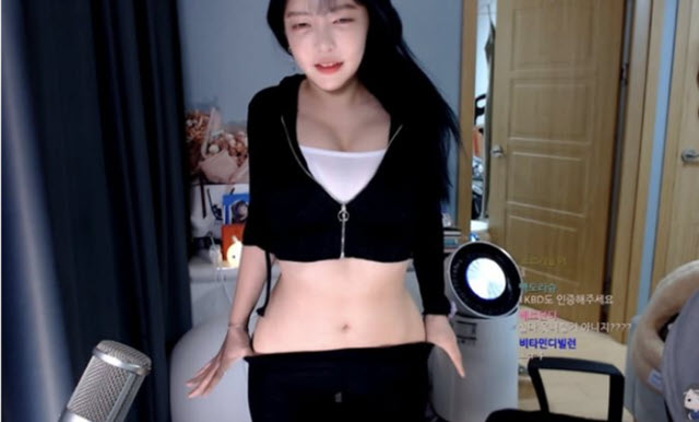 nữ streamer Momo