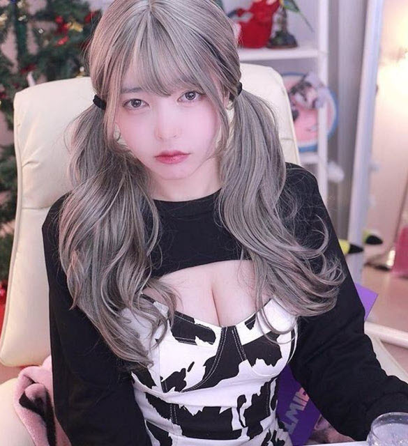 Streamer Momo và tiếng rên rỉ trong phòng hát